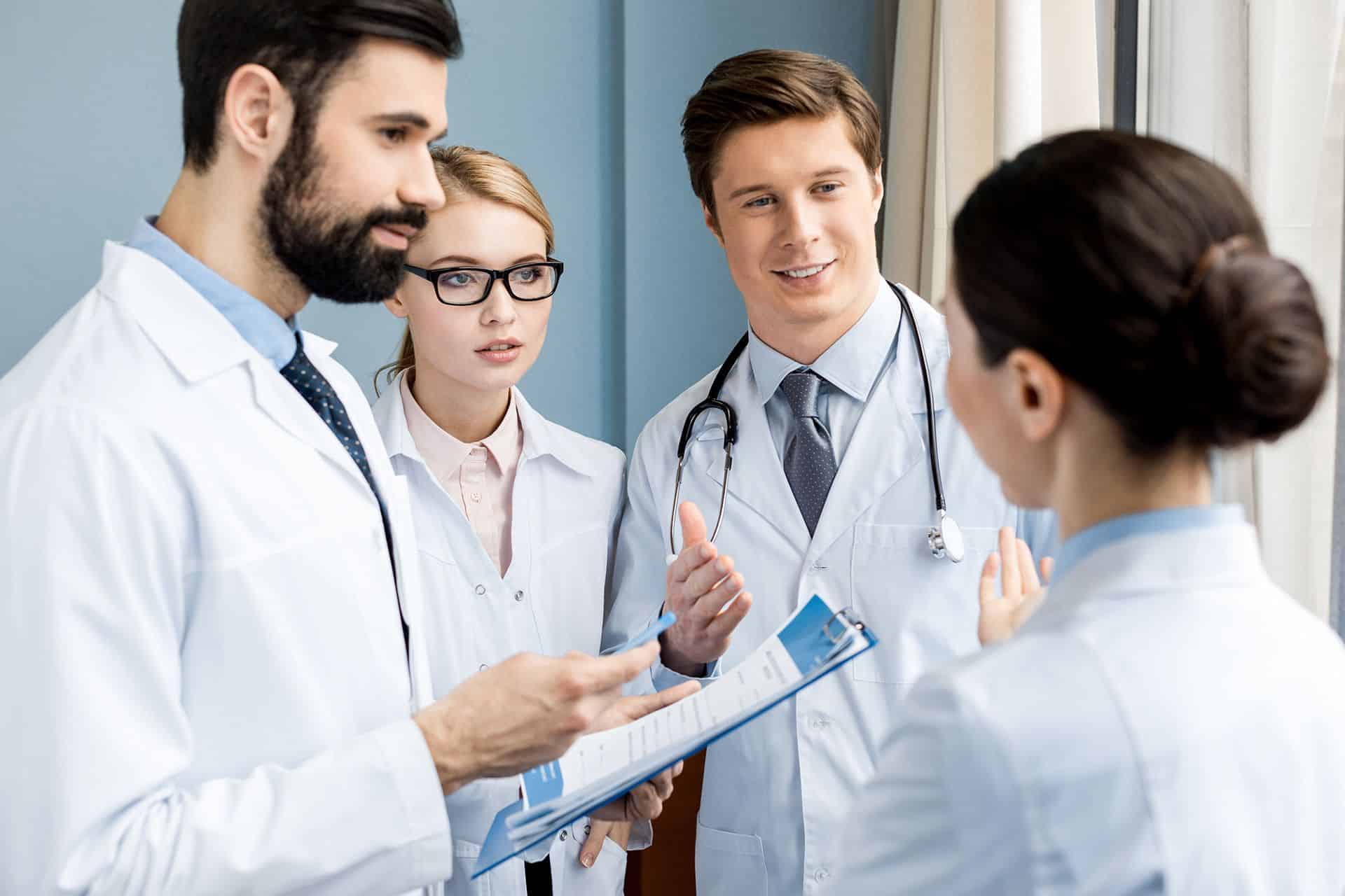 Profesional médico en consulta sanitaria