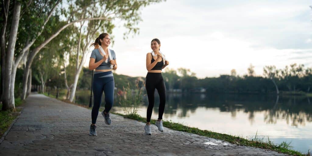 Mujer corriendo al aire libre para reconocimiento médico deportivo