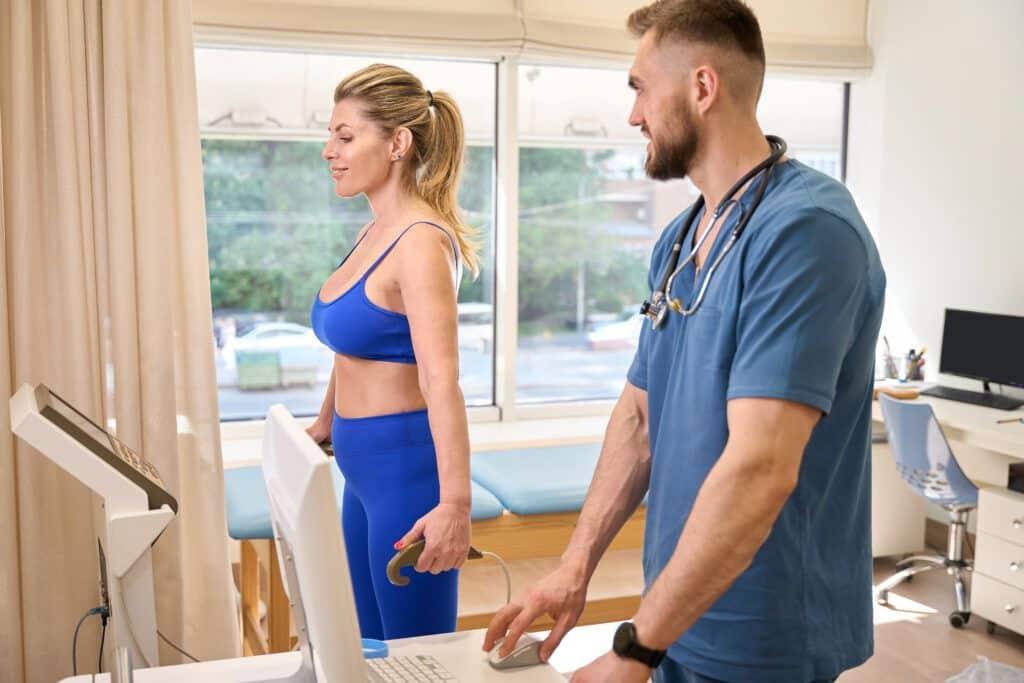 Terapeuta realizando una prueba neurológica a una paciente con dispositivos médicos