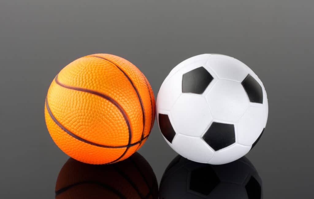 Balón de baloncesto y fútbol para reconocimiento médico deportivo