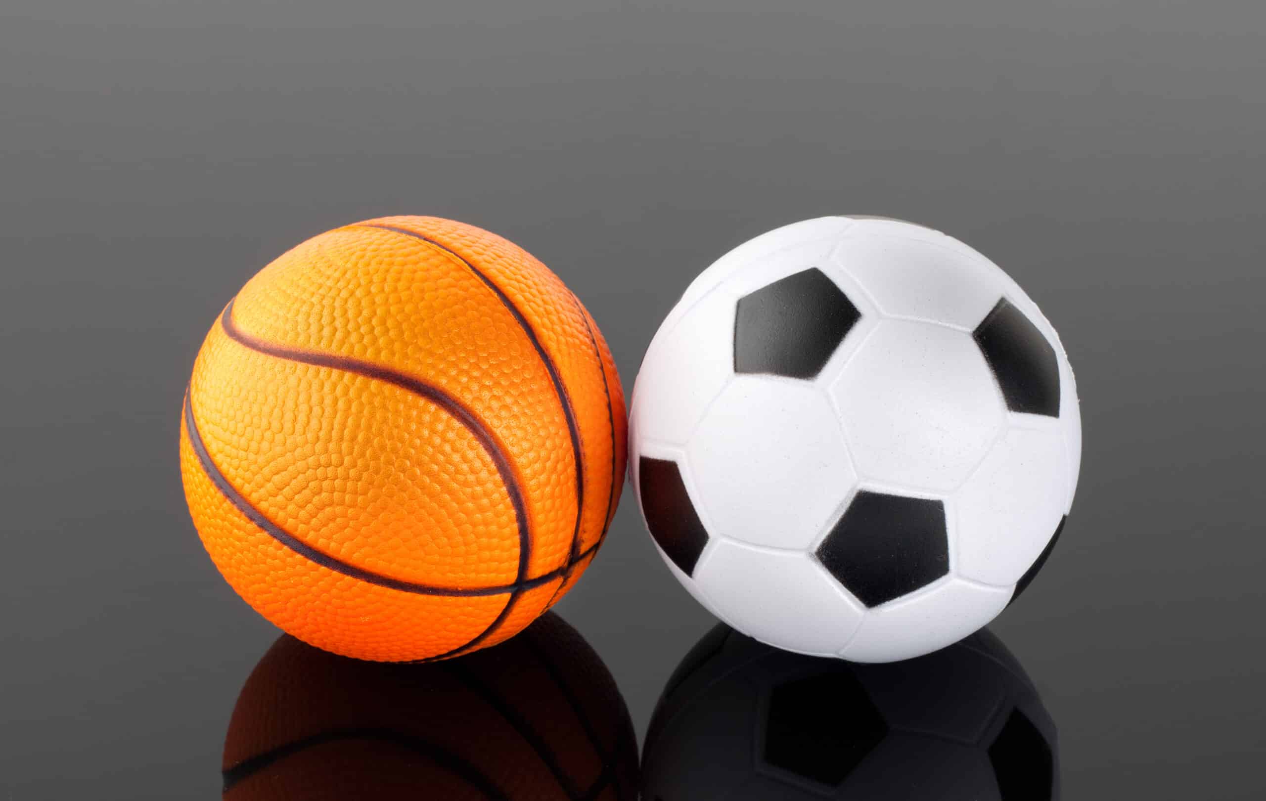Balón de baloncesto y fútbol para reconocimiento médico deportivo